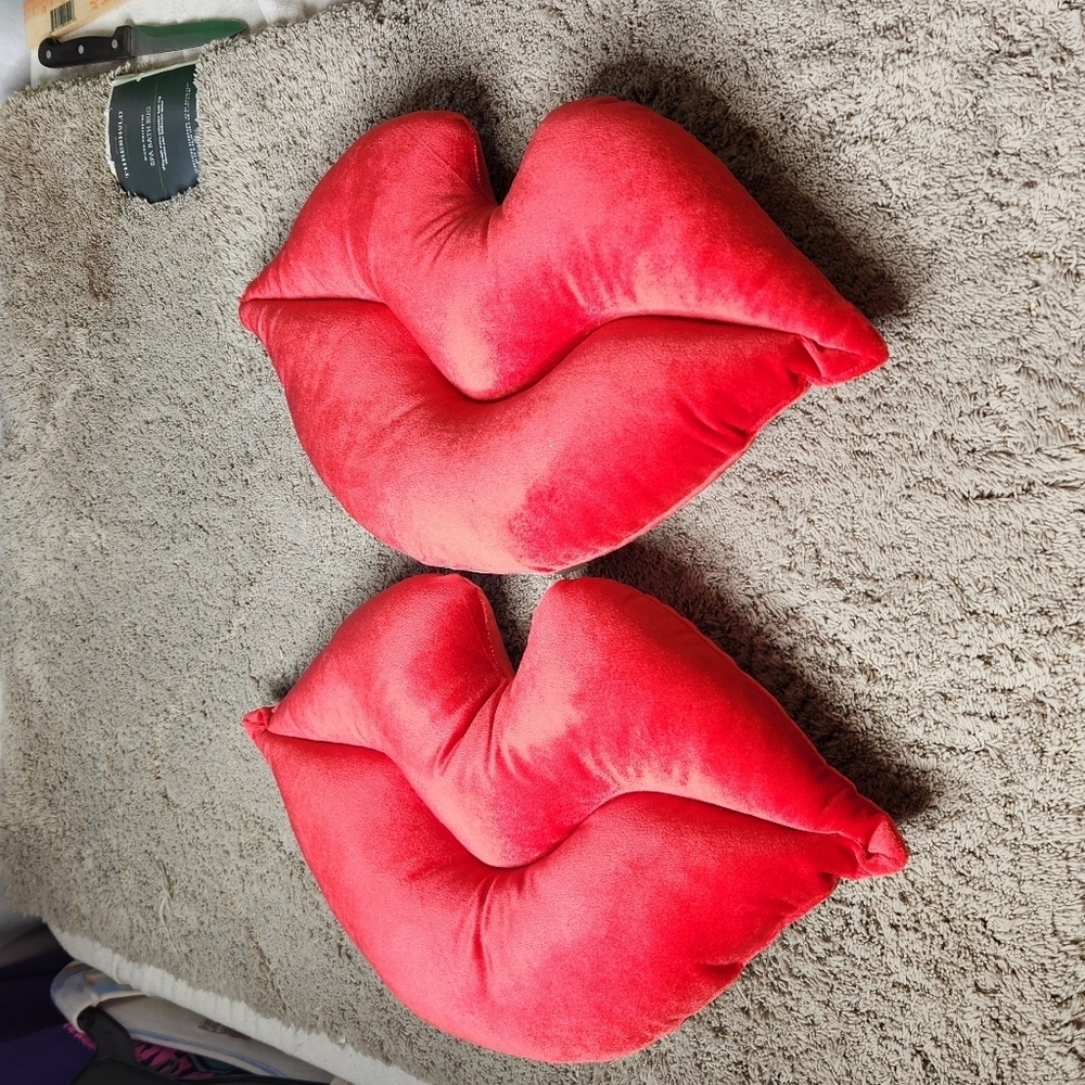 2 Lips - Plush Lip Shaped Toss Red - Room Essentials